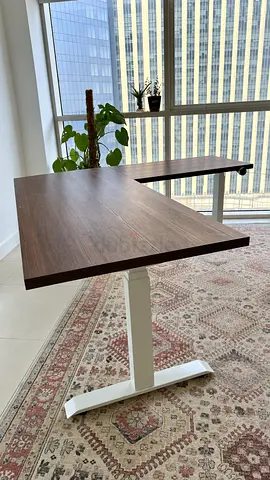 3 YR WARRANTY! Workspace Triple Motor L-Shape Height Adjustable Desk. Walnut wood RRP: 3200 AED