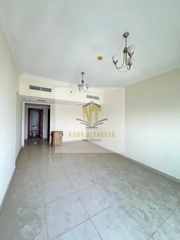 شقة 3 غرف للإيجار مع غرفة خادمة باركن مجاني