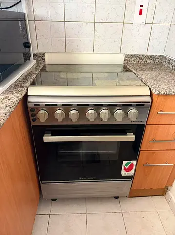 Single freestanding gas cooker with oven - good working condition