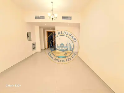 شقة جديدة واسعة مكونة من غرفة نوم واحدة وحمامين وشرفة.