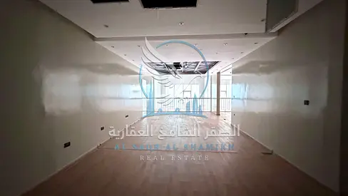 محلان للإيجار في الصناعية 13 بالشارقة، 5,000 قدم²، ميزانين، 4 مكاتب، 50 كيلوواط، شارع رئيسي وباركينج أمام المحل.