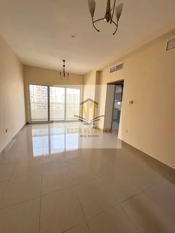 شقة عائلية غرفة وصالة مع تكييف مركزي وباركن مجاني