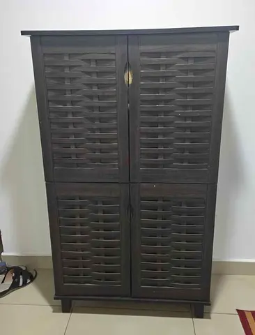 Dark wood 4-door storage shoe stand - good condition