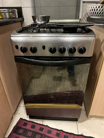 Used freestanding gas oven and stove, 4-burner with oven (good working condition)