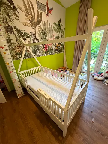 White wooden house-frame toddler bed with high quality matrass — excellent condition