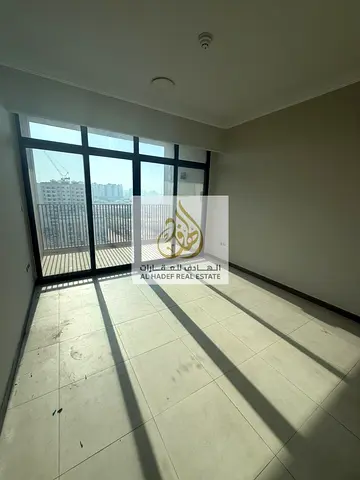 🏡 **للإيجار السنوي – ثاني ساكن في لارجو تاور | عجمان** 🔥  ✨ شقة مميزة وواسعة **غرفتين وصالة** متاحة للإيجار السنوي في **لارجو تاور**، بتصميم عملي وم