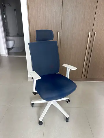 Ergonomic office chair with headrest - blue, good condition