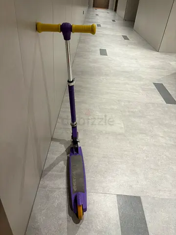 Purple and yellow kids' kick scooter - foldable, lightweight