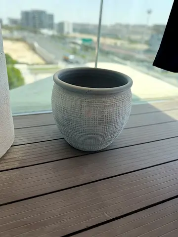 Round textured ceramic plant pot - light grey, medium size