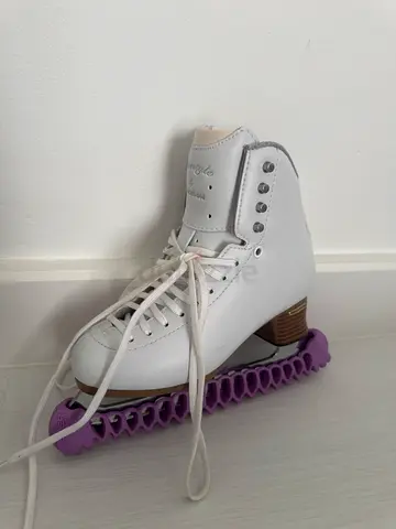 Freestyle by jackson Figure Ice Skate with Blade Guard, size 4w very good condition