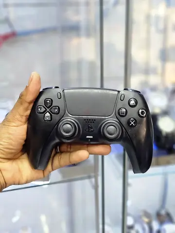 Black Playstation 5 Controller Excellent condition.