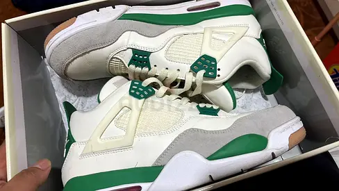 Nike SB x Jordan 4 Retro Pine Green - DR5415-103
> Size US 11 / EU 45 / UK 10 (Mens 11 / Wmns 12.5)