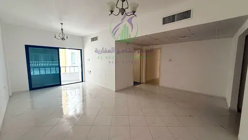 شقة غرفتين وصالة للإيجار السنوي في المجاز 3 الشارقة بمساحات واسعة وخزائن بالحائط