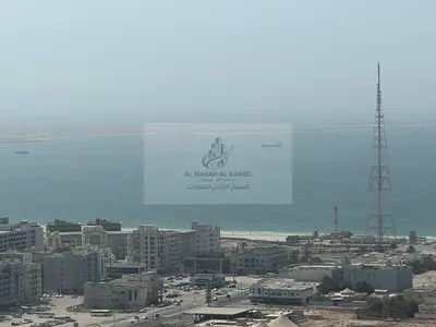 صف اول ع الكورنيش ٣ بلكون اطلالة علي بحر الخليج غرفة خادمة ماستر خزائن بالحائط تكييف عالمالك مجاني جيم ومسبح مجاني موقف سيارات مجاني صيانة مجان