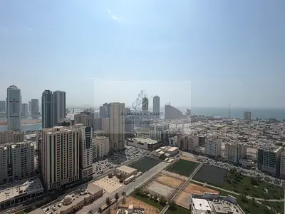 غرفتين وصالة بالمجاز 3 صف أول على الكورنيش، 3 بلكونات بإطلالة بحرية، غرفة خادمة ماستر، جيم ومسبح ومواقف مجانية