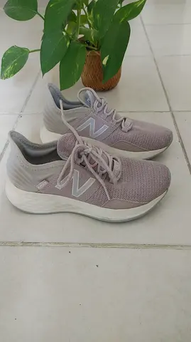Light mauve New Balance running shoes, size EU 35/US 5