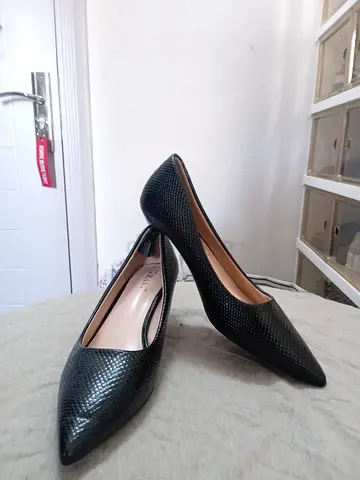 Black textured pointed-toe women’s heels - gently used size 8