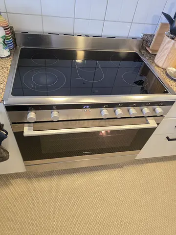 Siemens 90cm Ceramic Cooker Very New Condition Few times Used Just