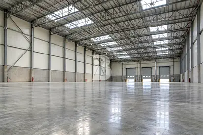 VACANT WAREHOUSE | HIGH CEILING | PRIME CORNER