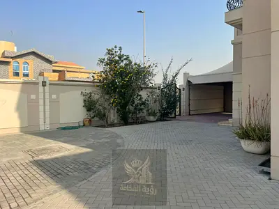 للإيجار فيلا زاوية في الفلج ضاحية الرقة الشارقة فيلا زاوية من طابقين 5 غرف نوم ماستر مع شرفات غرفة خادمة ماستر 3 مجالس واسعة مطبخ رئيسي كبير ومطبخ تح