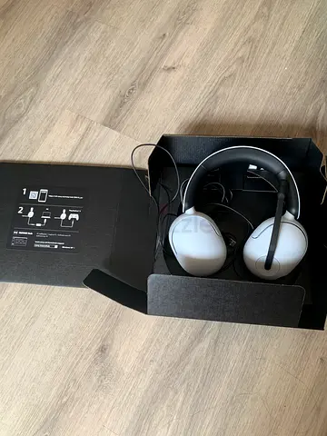 Sony - White over-ear wired headphones