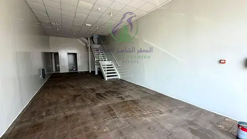 محل 1550 قدم بالصناعية 13، ميزانين، كهرباء 25 كيلو، حمام، مطبخ ومكتب، شهر فري، يصلح لجميع الأنشطة عدا السيارات والصيانة، دفعات سهلة.
