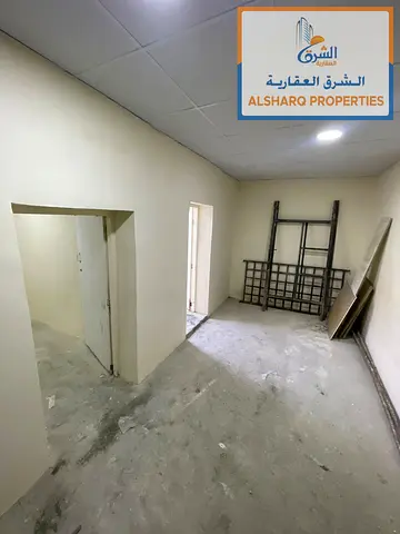بيت عربي 8 غرف بدون مكيفات صيانه كامله جديده للموظفين او العمال قريب كورنيش عجمان