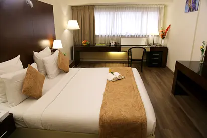 غرفة خاصة مفروشة بالكامل مع حمام ملحق بالقرب من المترو | جميع الفواتير مشمولة