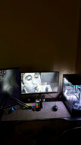 FULL GAMING SETUP READY FOR STREAMING / GAMING
PC + TABLE + CHAIR + ESSENTIALS
