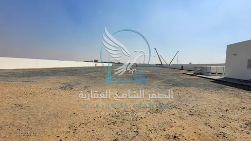حوطه للإيجار في الصجعة، 53,000 قدم²، 50 كيلوواط، مكتبين ومطبخ، بسعر 13 درهم للقدم و4 دفعات.