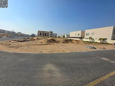 للبيع قطعتين شارع وسكه خلف الخدمات أرضي سكنية بموقع متميز في منطقة الزاهيه في عجمان