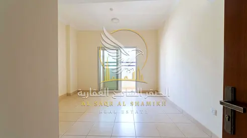غرفة وصالة أول ساكن بالقليعة مع بلكونة وتكييف مركزي وبناية جديدة وتشطيبات حديثة وموقف مجاني