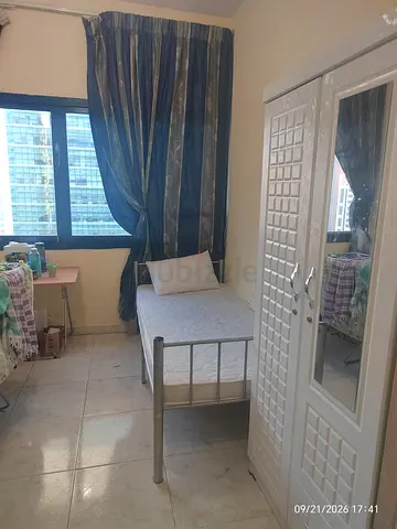 Lady bed space available in furnished room