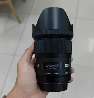 Sigma 35mm f/1.4 DG lens (with hood) - excellent condition - Canon mount