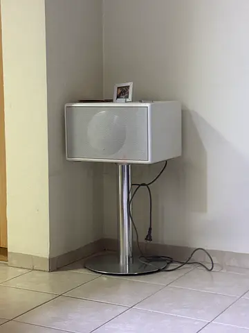 Single floorstanding speaker on metal stand - good condition