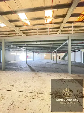 Large warehouse featuring a mezzanine, 4 bathrooms, and an administrative office. Power capacity: 50 kW. Free parking. The warehouse is brand new, rea
