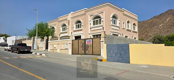 فرصة ممتازة للإيجار في خورفكان فيلا فاخرة من طابقين، بتصميم واسع ومميز، ومناسبة للعائلات الباحثة عن الراحة والمساحة والخصوصية.