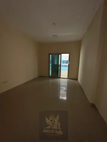 شقة واسعة غرفه وصالة للإيجار في الخان الشارع الرئيسي مقابل لؤلؤة الخليج وبلكونة وتكييف مركزي