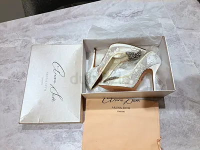 US 5.5 / EU 36 - Aruna Seth London Sophia Round Toe Butterfly Heels Ivory Lace. Original Brand New.