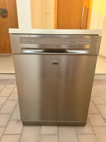 Stainless steel freestanding dishwasher - good condition