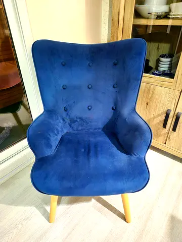 Blue Velvet Accent chair with Wooden Legs - excellent Condition