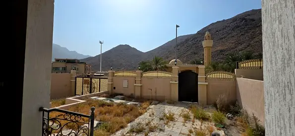 فرصة ممتازة للإيجار: فيلا فاخرة 5 غرف ومجلس مع حديقة واسعة في خورفكان