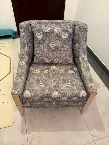 Single-seater restored vintage armchair with classic blue & white patterned fabric and whwooden arms