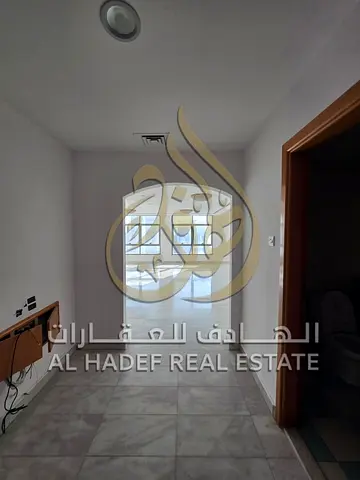المجاز 3 – الشارقة | 3 غرف وصالة بإطلالة كاملة على البحيرة للايجار السنوي في المجاز 3 – الشارقة شقة مميزة بمساحة كبيرة جداً، تقع في الصف الأول على ال
