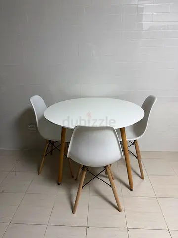 White round dining table with 4 matching chairs - Modern set