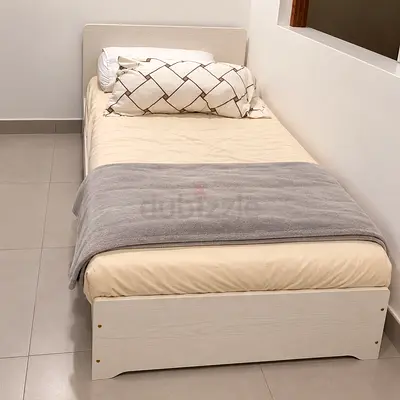 Single wooden bed with Mattres