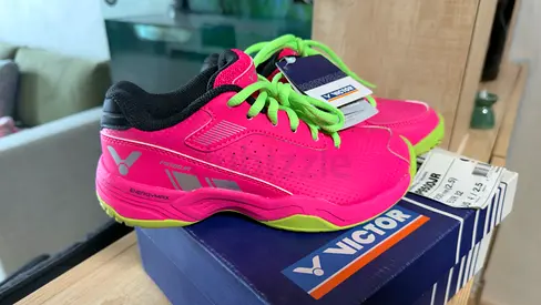 Victor kids Pink Badminton Shoes - Size 32 (EU) - New and still with sealed tags