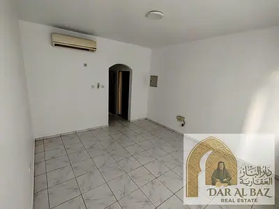 استوديو مميز للإيجار السنوي في أبو شغارة على شارع الوحدة، بمطبخ منفصل ونظام دفع مريح على 4 دفعات، مناسب للسكن في موقع حيوي بالشارقة.
