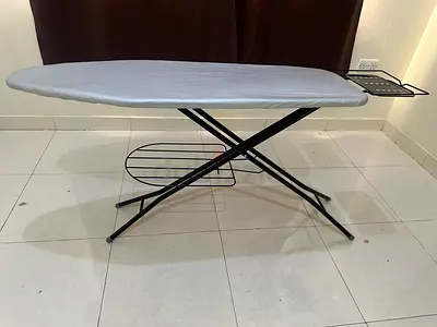 Ironing board طاولة مكوه