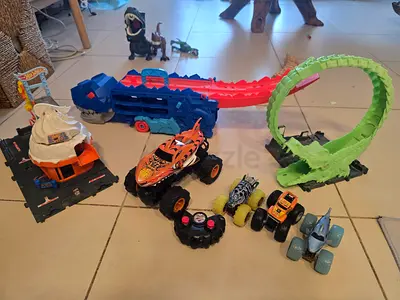 Hot Wheels Car set & garage ramp remote control car